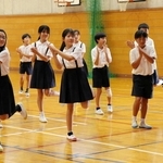 加古川青年会議所が主導し、かこのちゃんダンスの撮影に臨む別府西小の児童ら＝加古川市別府町新野辺