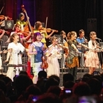 東京音楽大学の学生、卒業生でつくる「Ｊ－ＰＯＰ　ＣＬＡＳＳＩＣ　ＣＬＵＢ　ＴＯＫＹＯ」のステージ（提供）
