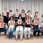 初開催の「志方夜市」のチラシを手にする高校生や実行委員会メンバー＝加古川市志方町（提供）