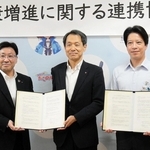 健康増進に関する連携協定を結んだ（左から）日本生命明石支社の菅野秀生支社長、日本生命の清水博会長、加古川市の岡田康裕市長＝加古川市役所