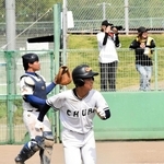 軟式野球決勝、特別延長８回に２点適時打を放った中部の後藤勇成選手＝アラジンスタジアム
