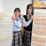 書道の全国大会に出品する高砂南高３年の宮崎愛奈さん（左）と２年の遠矢涼さん（右）＝高砂市役所