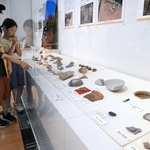 兵庫県内各地の遺跡からの出土品が並ぶ会場＝県立考古博物館