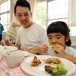 生徒が考えたメニューを食べる子どもら＝松陽高校