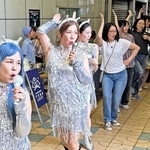 商店街で横一列に並び、「ＵＦＯ」の歌詞に合わせてポーズを決める参加者ら＝高砂市高砂町