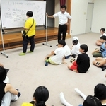 「こどものまちにあったらいいな」についてこども店長らと意見を交わす中山哲郎町長（中央奥）＝稲美町野寺