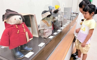 貴重なアンティークのパディントンのぬいぐるみが並ぶ会場＝加古川市平岡町新在家