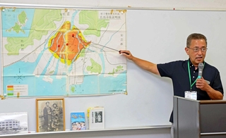 父の被爆体験を語る細川洋さん＝東播磨生活創造センター「かこむ」