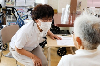 対象者がどうなりたいかを聞き取り、メニューを組み立てる理学療法士（左）＝加古川市野口町水足