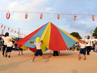 パラバルーンを披露する平岡幼稚園の園児たち＝加古川市平岡町高畑