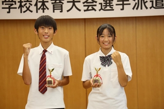 全国大会に出場する浜田陽菜さん（右）と藤井陽生さん＝稲美町役場