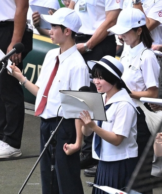 開会式で司会を務めた加古川東高校の清水一花さん（中央右）と加古川南高校の前田蒼空さん（同左）＝５日午後、西宮市の甲子園球場（撮影・風斗雅博）