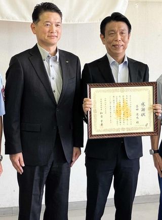 人命救助で感謝状を受けた益田達也さん（右）と救助された大谷博文さん＝高砂市伊保４