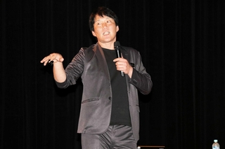 「『見えない学力』が『見える学力』を支える！」と題して話す中山芳一さん＝高砂市文化会館