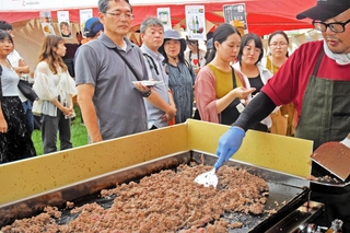 肉尽くしの一日が楽しめる「ジャパン・ビーフフェスティバル」＝昨年９月１３日、加古川河川敷