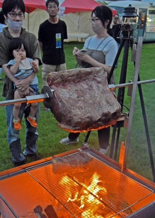 昨年は巨大な牛肉の塊を串刺しにして焼くパフォーマンスも＝加古川河川敷