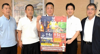 「ジャパン・ビーフフェスティバル」を岡田康弘加古川市長（右から２人目）にＰＲした肉のまちづくり推進協議会のメンバーら＝加古川市役所