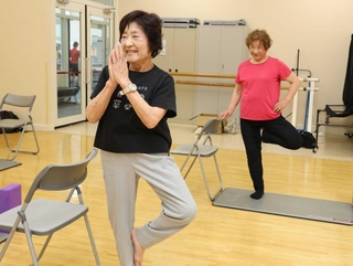ヨガを楽しむ上野美津子さん（手前）＝コナミスポーツクラブ加古川