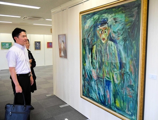 加古川市出身の画家、高見修司さんの作品が並ぶ会場。１００号の大作もある＝ＪＡ兵庫南加古川北支店