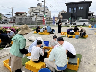 土の中から一般応募の調査員が縄文時代の昆虫を探す