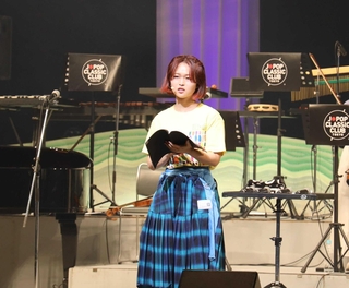 急逝した臼井真さんへの思いを語る高橋百佳さん＝ＳＨＯＷＡグループ市民会館