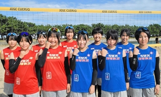 ４人制ビーチバレーの全国大会で連覇を目指す「ＳＳＢＶＣ」の選手たち＝高砂海浜公園
