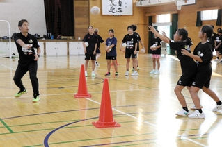 先行３種目のハンドボールで地域クラブ「ヴァルティクス　ヒラオカ」を指導する西野純平さん（左）＝加古川市平岡町新在家