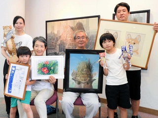 それぞれの作品を手にする花房さん一家＝稲美町国安