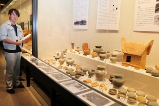 地元で守られてきた西条古墳群の資料を展示する企画展＝加古川市平岡町新在家