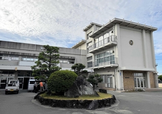 築年数が６０年以上となる米田小学校の校舎＝高砂市米田町米田