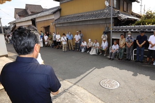 候補者の訴えに耳を傾ける支援者ら＝高砂市内