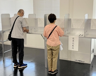 高砂市議選の期日前投票で投票用紙に記入する有権者ら＝高砂市役所
