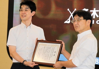感謝状を受け取る多木化学の多木勝彦社長（左）＝加古川市別府町新野辺