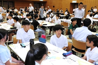 誰もが行きたくなる学校づくりについて意見を交わす児童生徒＝加古川市加古川町北在家