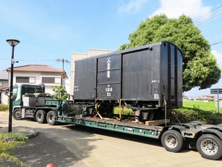 トレーラーで運ばれる旧別府鉄道の貨車＝播磨町大中１
