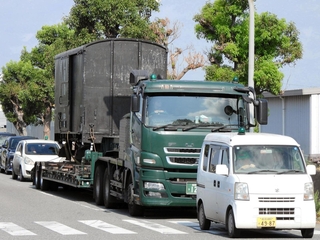 トレーラーで運ばれる旧別府鉄道の貨車＝加古川市平岡町山之上