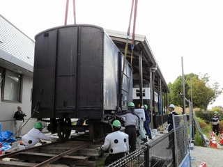 仮設レールに下ろされる旧別府鉄道の貨車＝播磨町大中１
