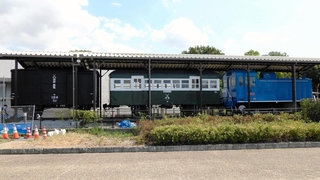 展示施設に並ぶ旧別府鉄道の（右から）機関車、客車、貨車＝播磨町大中１