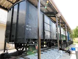 展示施設に収められた貨車。奥には客車、機関車が見える＝播磨町大中１