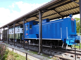 展示施設に並ぶ旧別府鉄道の（右から）機関車、客車、貨車＝播磨町大中１