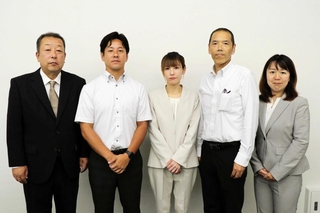 高砂市議選で初当選した（左から）竹内文彦氏、松森翔平氏、森田朋生氏、吉屋章氏、井口佳永子氏＝高砂市役所（撮影・中川　恵）