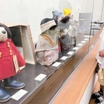 貴重なアンティークのパディントンのぬいぐるみが並ぶ会場＝加古川市平岡町新在家