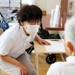 対象者がどうなりたいかを聞き取り、メニューを組み立てる理学療法士（左）＝加古川市野口町水足