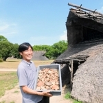 出土した土器のコンテナを持つ播磨町郷土資料館学芸員の大川康裕さん＝同町大中１、大中遺跡公園