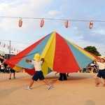 パラバルーンを披露する平岡幼稚園の園児たち＝加古川市平岡町高畑