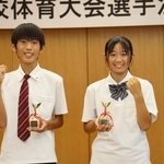 全国大会に出場する浜田陽菜さん（右）と藤井陽生さん＝稲美町役場