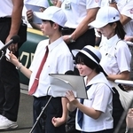 開会式で司会を務めた加古川東高校の清水一花さん（中央右）と加古川南高校の前田蒼空さん（同左）＝５日午後、西宮市の甲子園球場（撮影・風斗雅博）