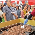 肉尽くしの一日が楽しめる「ジャパン・ビーフフェスティバル」＝昨年９月１３日、加古川河川敷