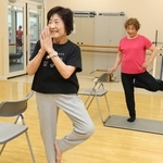 ヨガを楽しむ上野美津子さん（手前）＝コナミスポーツクラブ加古川