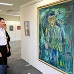加古川市出身の画家、高見修司さんの作品が並ぶ会場。１００号の大作もある＝ＪＡ兵庫南加古川北支店